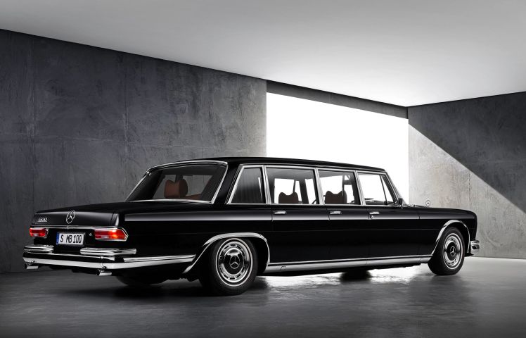 mercedes-benz_600_6-door_pullman_limousine_1