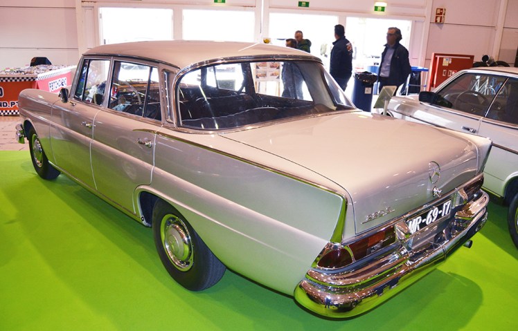 Mercedes 220 Heckflosse (rear)